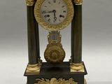 une horloge noire et or posée sur une table