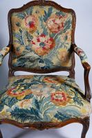 Paire de fauteuils en noyer sculpté et mouluré de fleurettes… (photo 2)