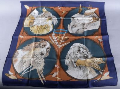 une image représentant une écharpe bleue et orange ornée d'oiseaux