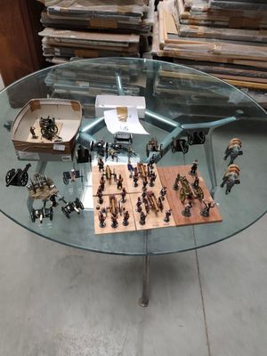 une table en verre sur laquelle sont disposés de nombreux petits soldats