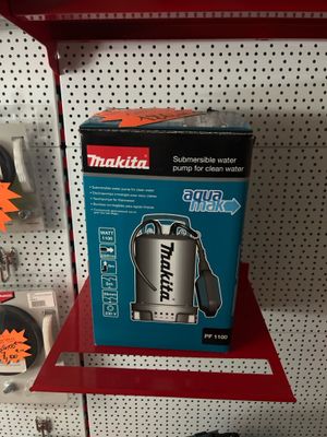 une caisse d'eau posée sur une étagère dans un magasin