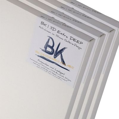 trois feuilles de papier blanc sont empilées les unes sur les autres