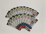 cinq paquets de cartes à collectionner Pokémon posés sur une surface blanche