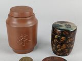 trois petits pots et un petit récipient sont posés sur une surface blanche