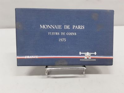 un gros plan d'un livre posé sur un support, sur une table