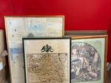 trois cartes encadrées et une photo d'oiseaux sur un mur rouge
