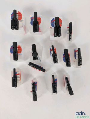 de nombreux types de clips différents sur une surface blanche