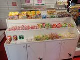 un présentoir de bonbons dans un magasin regorgeant de bonbons