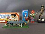 trois figurines représentant des personnes jouant au ping-pong