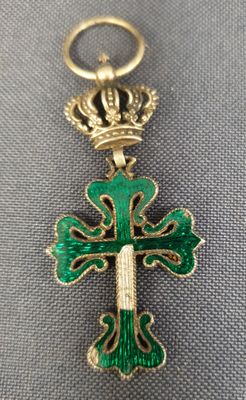 une croix verte surmontée d'une couronne