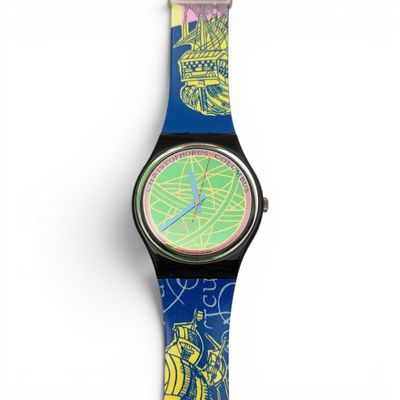 gros plan d'une montre sur une surface blanche