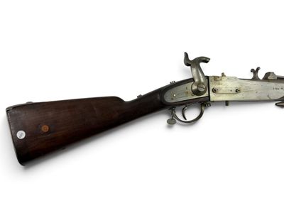 un vieux fusil avec une poignée en bois sur fond blanc