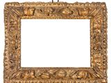 un vieux cadre en bois orné de sculptures sur fond blanc