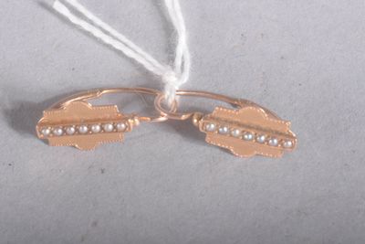 une photo montrant une paire de broches suspendues à un fil