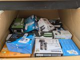 un carton rempli de matériel électronique et d'autres objets