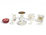 de nombreuses pièces de porcelaine de formes variées sur un fond blanc