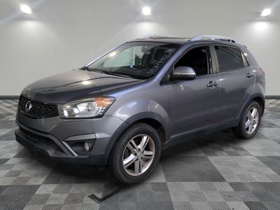 une photo d'un SUV gris garé dans un garage