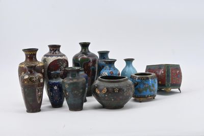 de nombreux vases de différentes couleurs posés sur une surface blanche