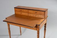 Bureau à gradin en placage d'érable moucheté ouvrant par un … (photo 2)