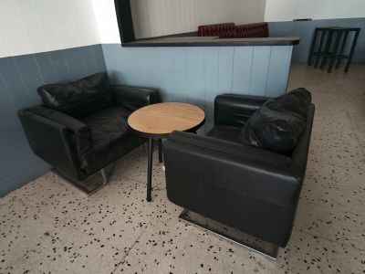 deux chaises et une table dans le coin d'une pièce