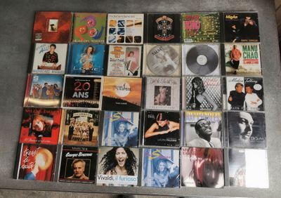 une table sur laquelle sont posés de nombreux CD