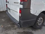une camionnette blanche qui a été vandalisée et qui est garée sur un parking