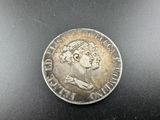 une pièce de monnaie en argent portant un visage de femme