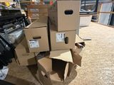 de nombreux cartons empilés sur le sol
