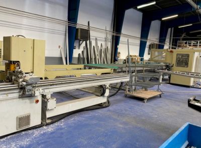 une machine qui usine un morceau de bois dans une usine