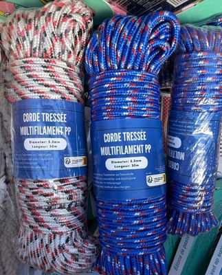 trois rouleaux de corde multicolore sont empilés les uns sur les autres