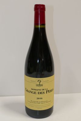 la bouteille de vin rouge est posée sur la table