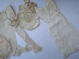 trois vêtements anciens sont disposés sur une surface blanche
