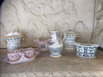 Une paire de piques-fleurs en faïence, on y joint deux pique…