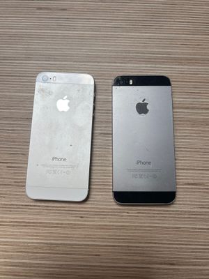 deux iPhones posés côte à côte sur une table en bois