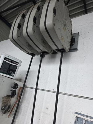 un bagage suspendu au plafond d'un immeuble