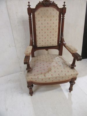 66.56 - FAUTEUIL DE STYLE HENRI II EN ACAJOU SCULPTE .
