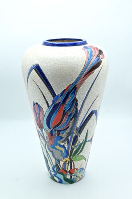 un vase orné d'un oiseau sur un fond blanc