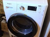 un lave-linge et un sèche-linge blancs dans une petite pièce