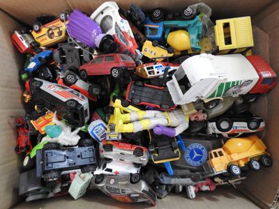 une boîte remplie de petites voitures et de camions