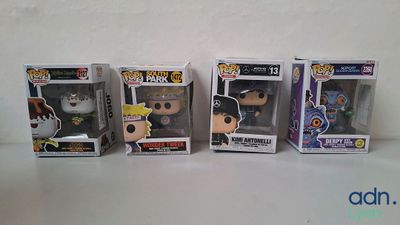 un lot de trois figurines Pop Vinyl posées sur une table