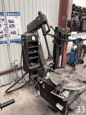 une machine qui se trouve dans un garage rempli d'outils