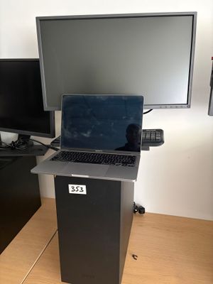 un ordinateur portable posé sur un socle noir