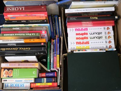 beaucoup de livres dans une boîte posée sur le sol