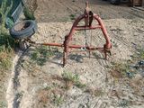 un tracteur qui est à l'arrêt dans la terre, près d'une clôture