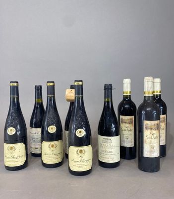 Ensemble de bouteilles de vins comprenant :