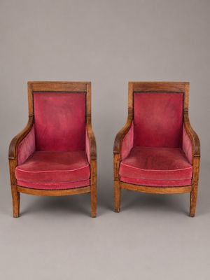 paire de fauteuils français anciens dont les assises sont recouvertes de velours rose