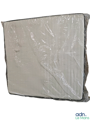 un matelas emballé dans du plastique sur fond blanc