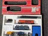 un train miniature dans une boîte posée sur une table