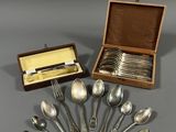 a lot of spoons and spoon spoons in a box