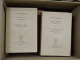 deux livres dans une boîte en carton posée sur une table